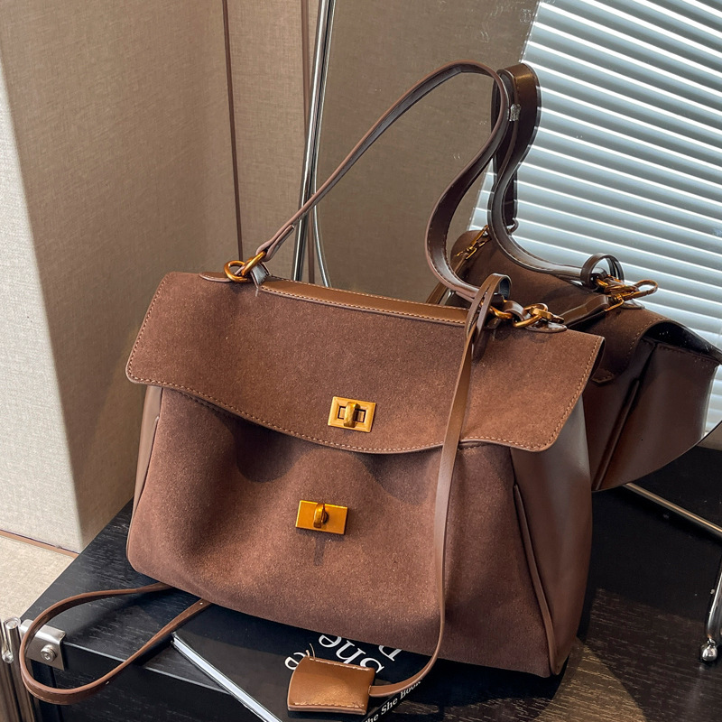 2025S Designer Women S Bag French High End Tote Soft Surface Simple And Large Capacity Temperament Underarm Single Shoulder Women S Bag Commuting Kell