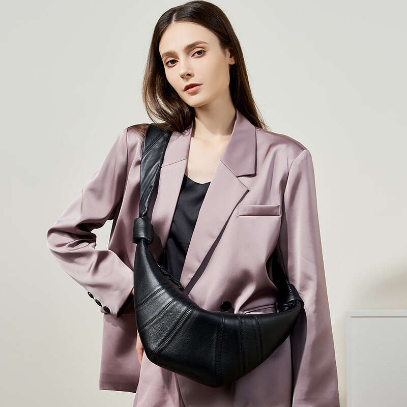 Design sense: French niche top layer lambskin croissant, lazy feeg, cow horn one shoulder diagonal cross dumpg bun, women's 2025 new style, uniqu