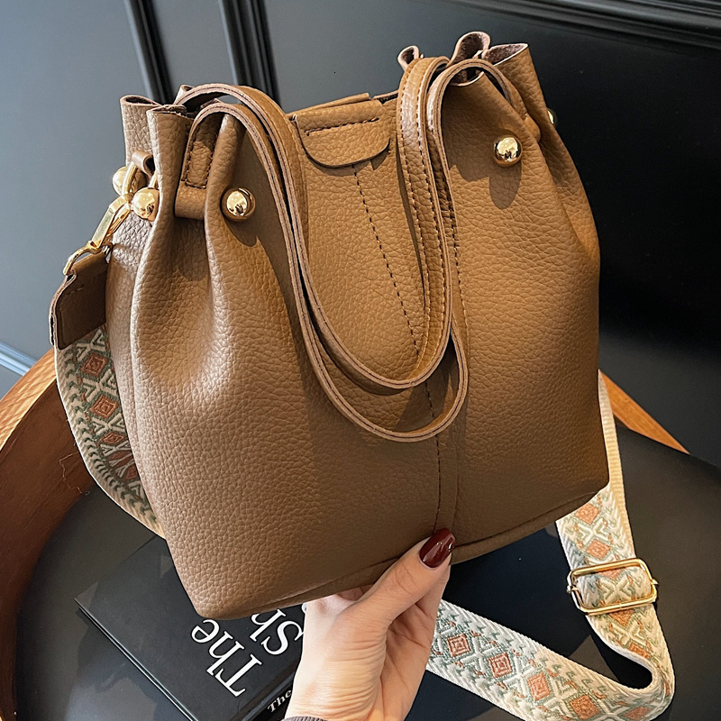 2025S Designer Women S Bag Versatile Single Crossbody For Women Fashionable Simple Handbag Wide Shoulder Strap Stylish And Large Capacity Bucket Bag