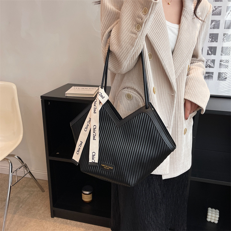 2025S Designer Women S Bag Women S Niche Design Versatile Shoulder Large Capacity Commuting Korean Version Fashion Handbag Texture Armpit Bag
