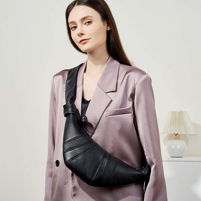 Design sense: French niche top layer lambskin croissant, lazy feeg, cow horn one shoulder diagonal cross dumpg bun, women's 2025 new style, uniqu
