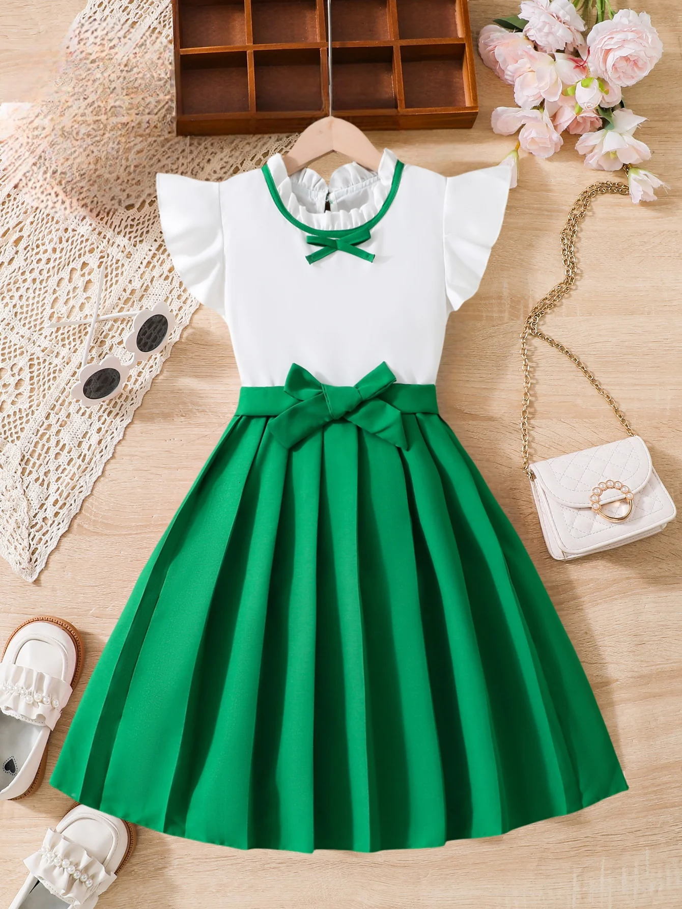 Fresh and elegant summer kids girls preppy dress with lace collar small flying sleeve patchwork green bow waist pleated skirt 250407