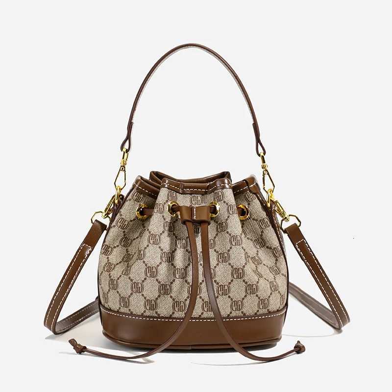 Elegant Classic Crossbody Handbag Vintage Leather For Leisure Women High-End Capacity Letter DesignW251106