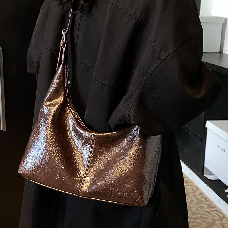 2025S Designer Women S Bag Large Capacity Oilskin For Women In Winter New Fashionable One Shoulder Dumpling Bag Textured Casual Tote Bag