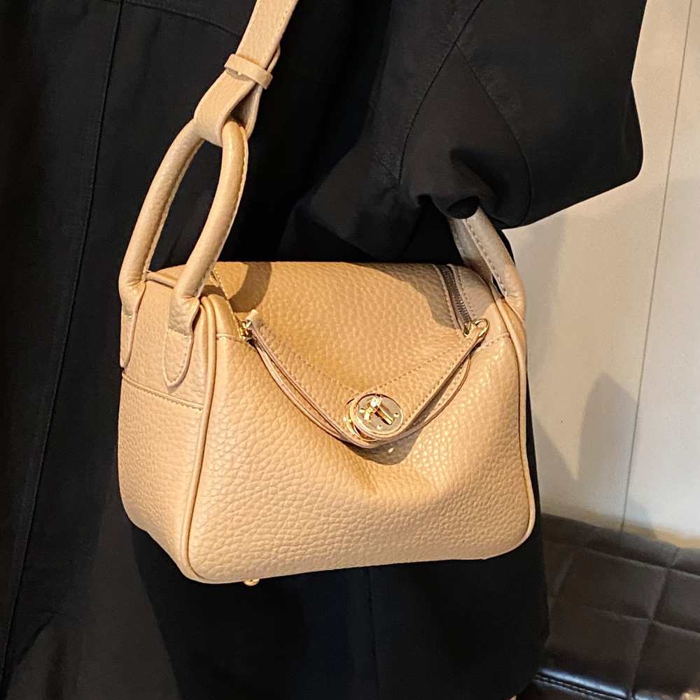 2025S Designer Women S Bag Advanced Texture For Women New Winter Fashion Shoulder Versatile Large Capacity Crossbody Bag