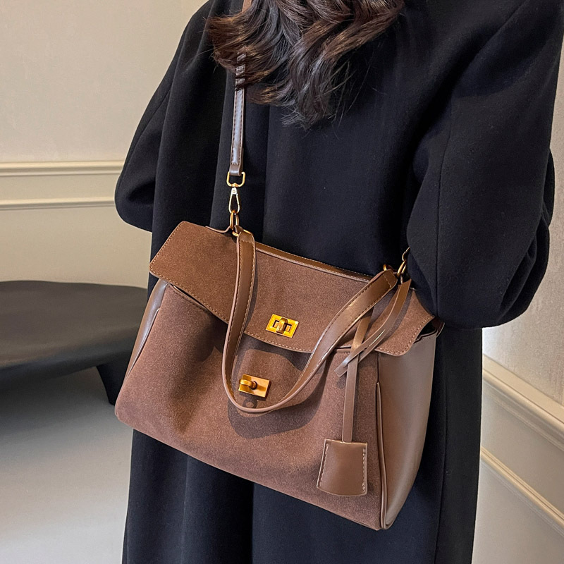 2025S Designer Women S Bag French High End Tote Soft Surface Simple And Large Capacity Temperament Underarm Single Shoulder Women S Bag Commuting Kell