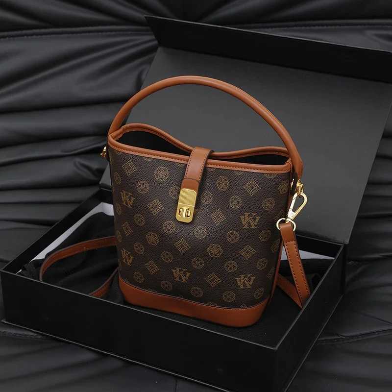 Luxury Leather Messenger Bag For Women Premium Shoulder Handbag Designer Crossbody Purse Elegant Ladies Tote ClassicW251106