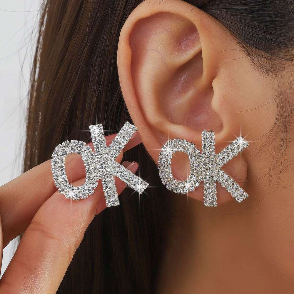 Super sparkg full dia fashionable simple letter OK earring commuting hot versatile niche design sports style earrings