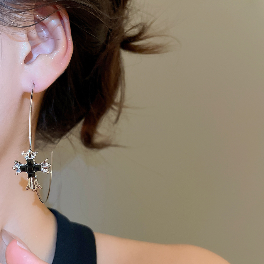 Silver Needle Crystal Cross C-shaped Dark Style Niche Design Sense Hoop Light Luxury High-end Earrings - view 3