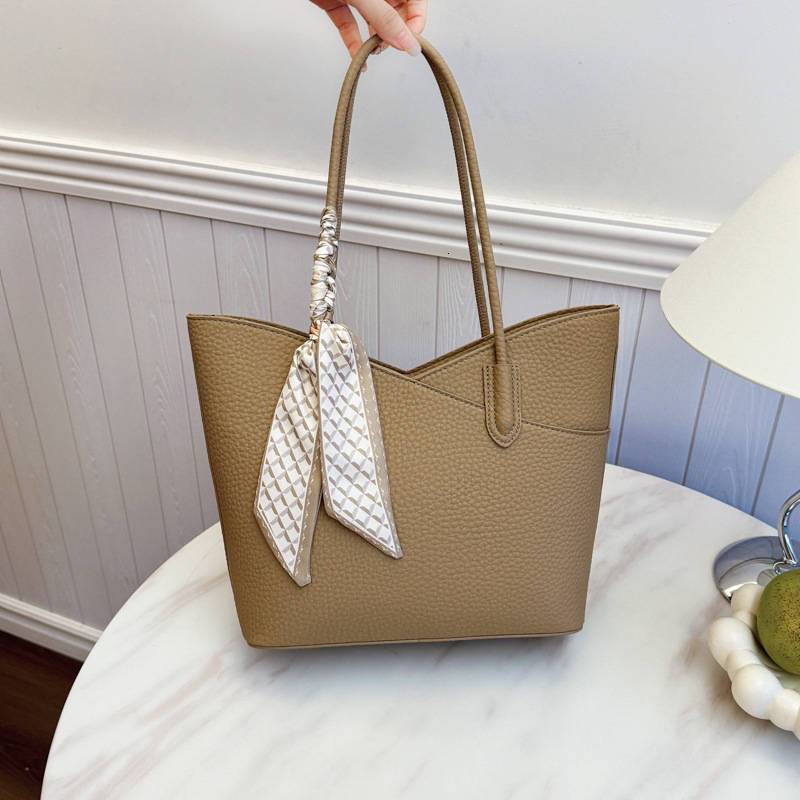 2025S Designer Women S Bag Simple Versatile Large Capacity For Women New Autumn And Winter Fashion Bucket Bag Niche Commuting Shoulder Bag