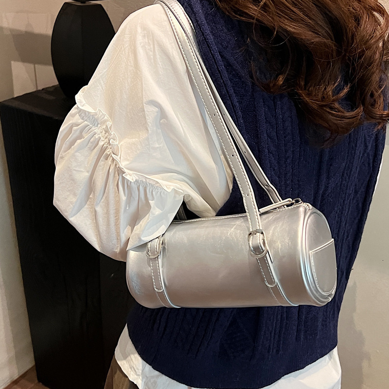 2025S Designer Women S Bag New Shoulder Fashion Trend Versatile Women S Winter Simple Underarm Niche Casual Texture Baguette Bag