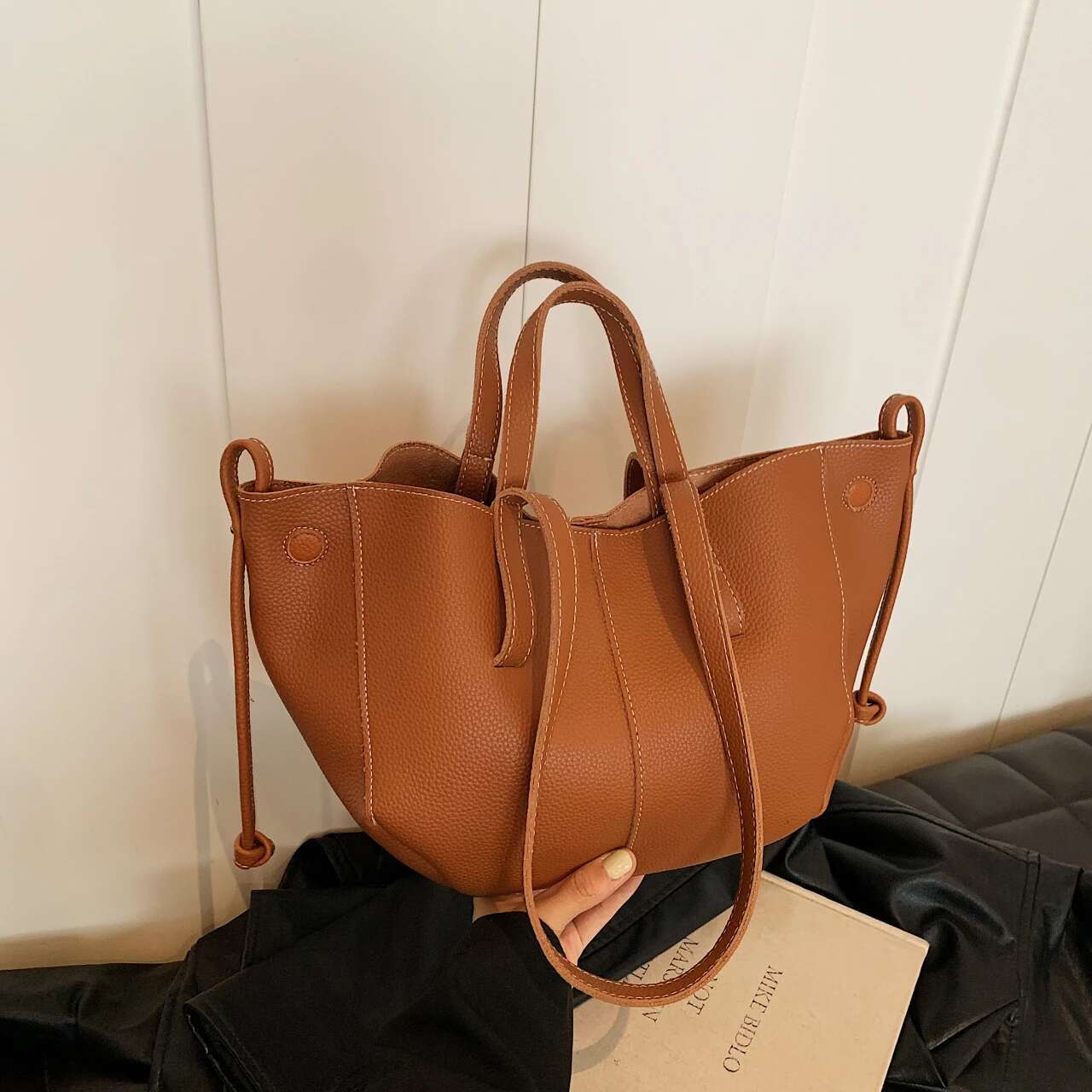 Small Niche Design Large Capacity Commuting For Women 2024 New Autumn Retro Fashion Handbag Versatile Tote Bag