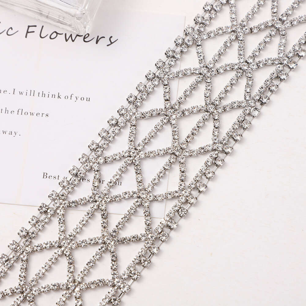 Hot selg fashion necklace with exaggerated personality, dia studded necklace, hollowed out pattern, women's collarbone chain