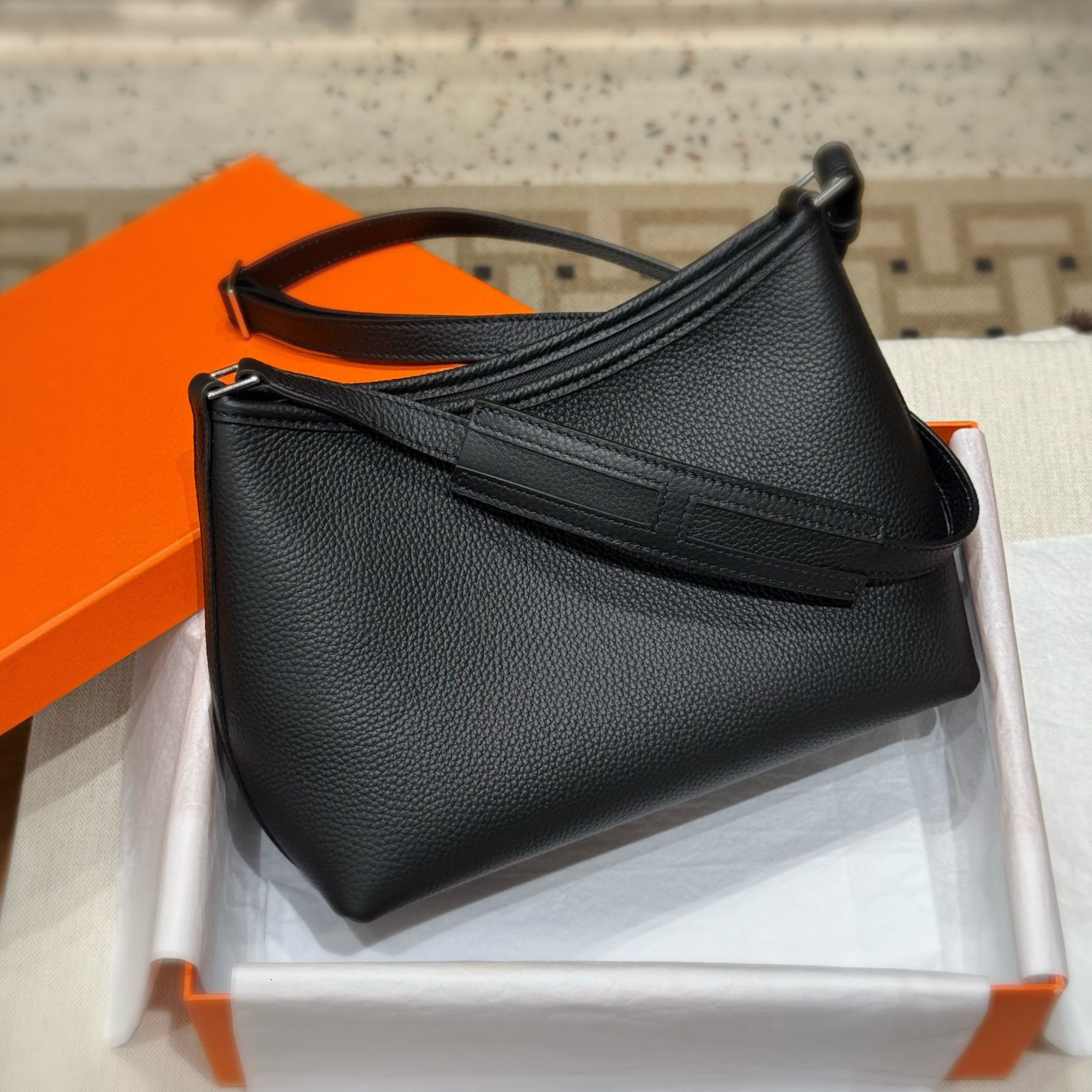 2024 New Top Layer Leather Bergot Vintage Armpit Bag, Fashionable And Simple Single Shoulder Crossbody Women's Bag