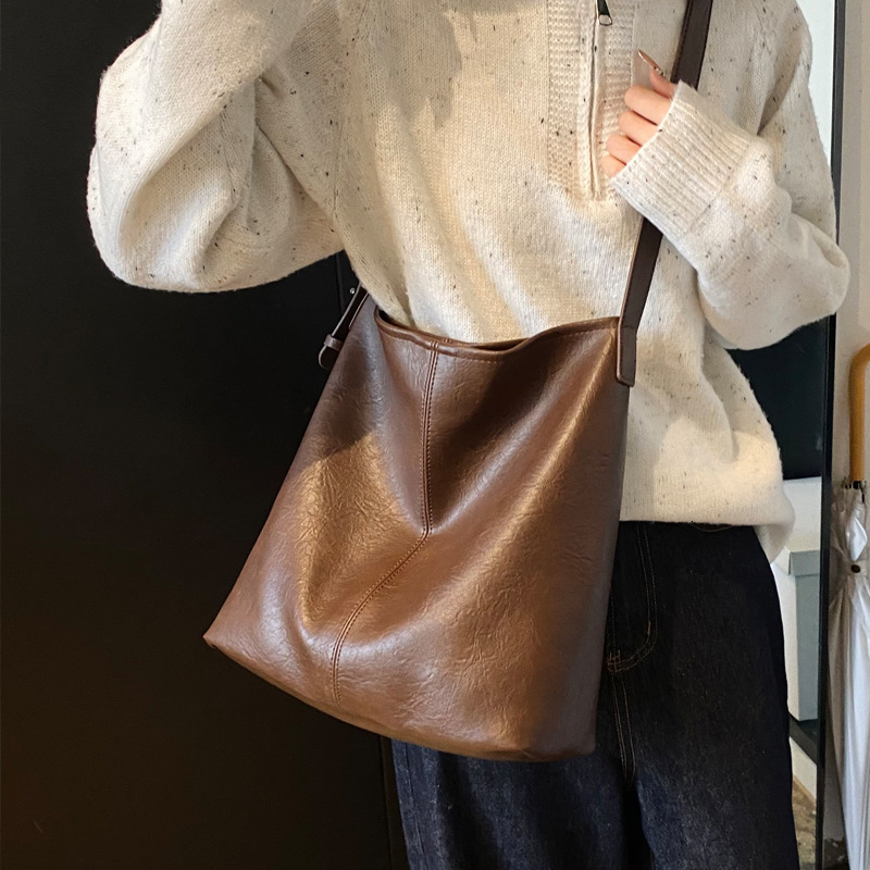 2025S Designer Women S Bag Large Capacity For Women New Versatile Commuting Shoulder Bag Stylish And Simple Tote Bag