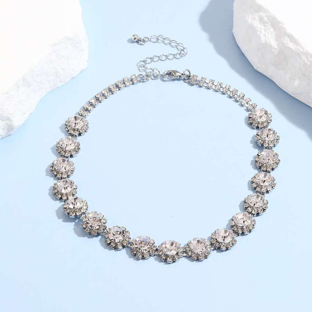 Popular exaggerated punk plum blossom shaped single round small claw inlaid with dias and rhies Korean version neck chain necklace item