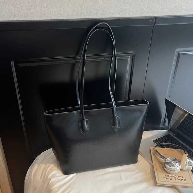 Unique Designer Paris Fashion Vintage Inspired Crossbody Handbag For Women With Large Capacity Solid Color MinimalistW251106