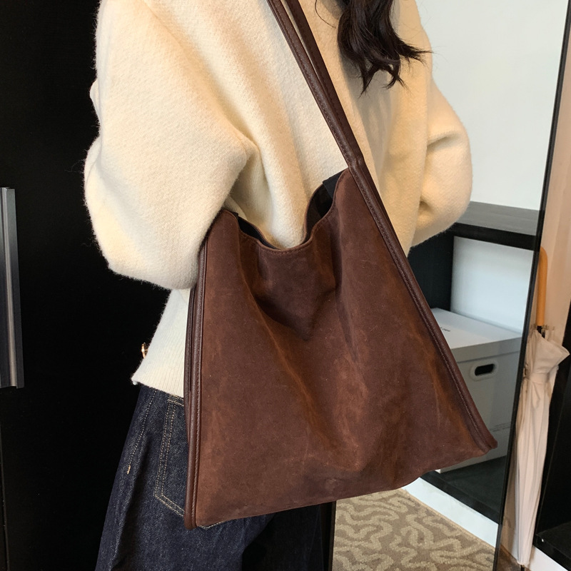 2025S Designer Women S Bag Large Capacity For Women New Fashionable Versatile High End Feeling Bucket Commuter Shoulder Bag