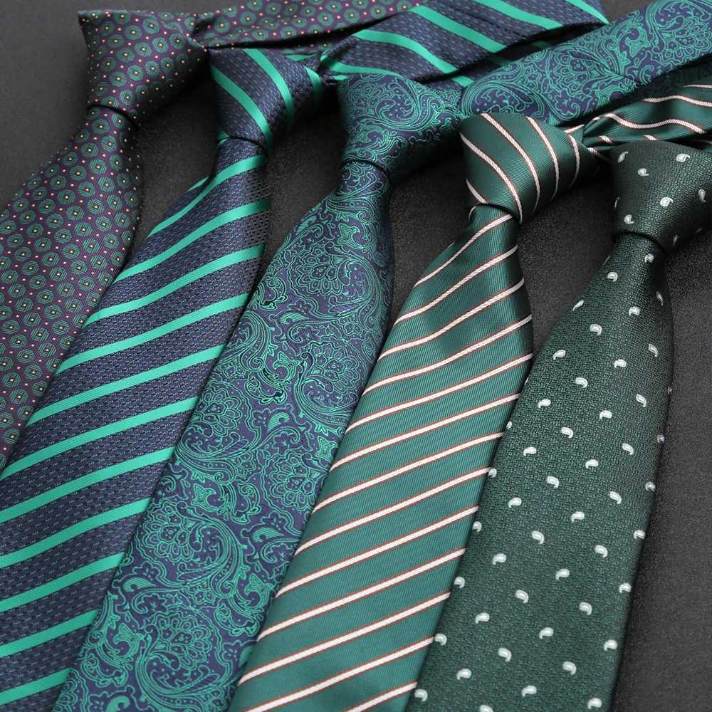 Luxury 8CM Mens Necktie Dark Green Color Dot Plaid Stripes Ties For Man Gro Jacquard Woven Neck Tie For Business Party X2504071