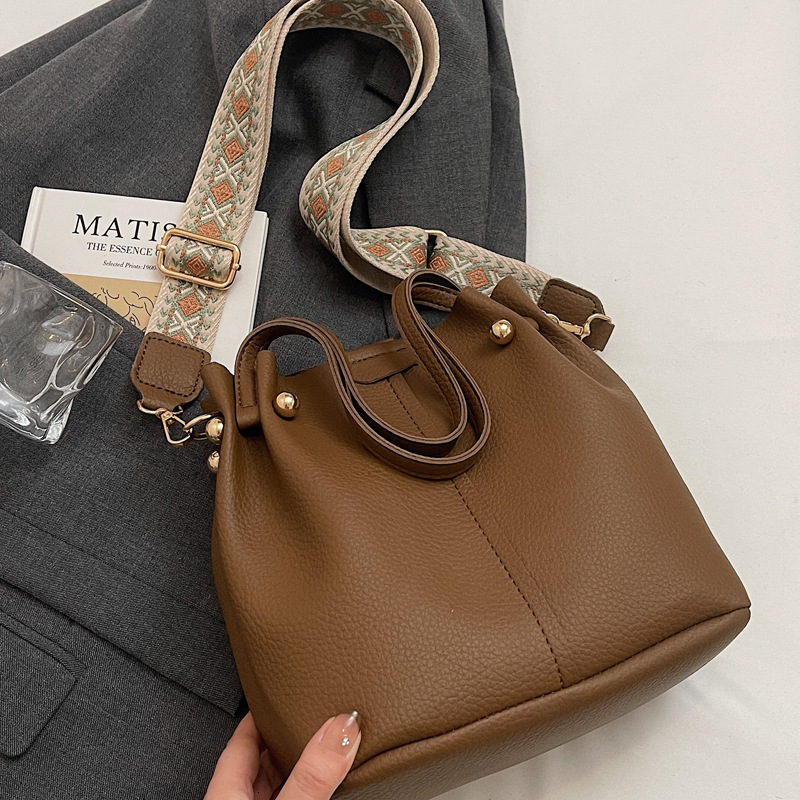 2025S Designer Women S Bag Versatile Single Crossbody For Women Fashionable Simple Handbag Wide Shoulder Strap Stylish And Large Capacity Bucket Bag