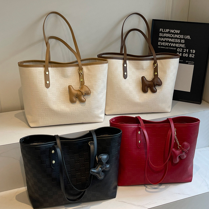 2025S Designer Women S Bag Large Capacity For Women New Fashionable Tote Autumn Versatile Class Commuting Contrasting Single Shoulder Bag