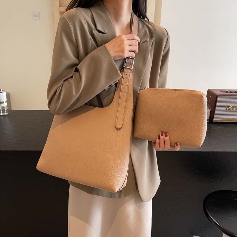 2025S Designer Women S Bag Women S New Large Capacity Handheld Mother Solid Color Simple Texture Underarm Shoulder Bag