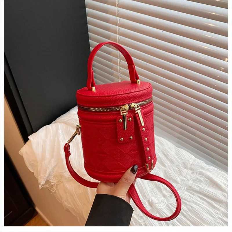 Trendy And Simple Women Crossbody Bag In Soft Leather With Front Flap Closure For Casual Everyday UseW251107