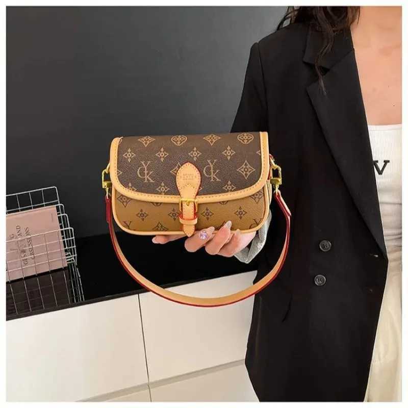 Fashionable Vintage Floral Tofu Cube Crossbody Bag Versatile Lightweight Luxury Handbag Single Shoulder Bag for All OccasionsW251107