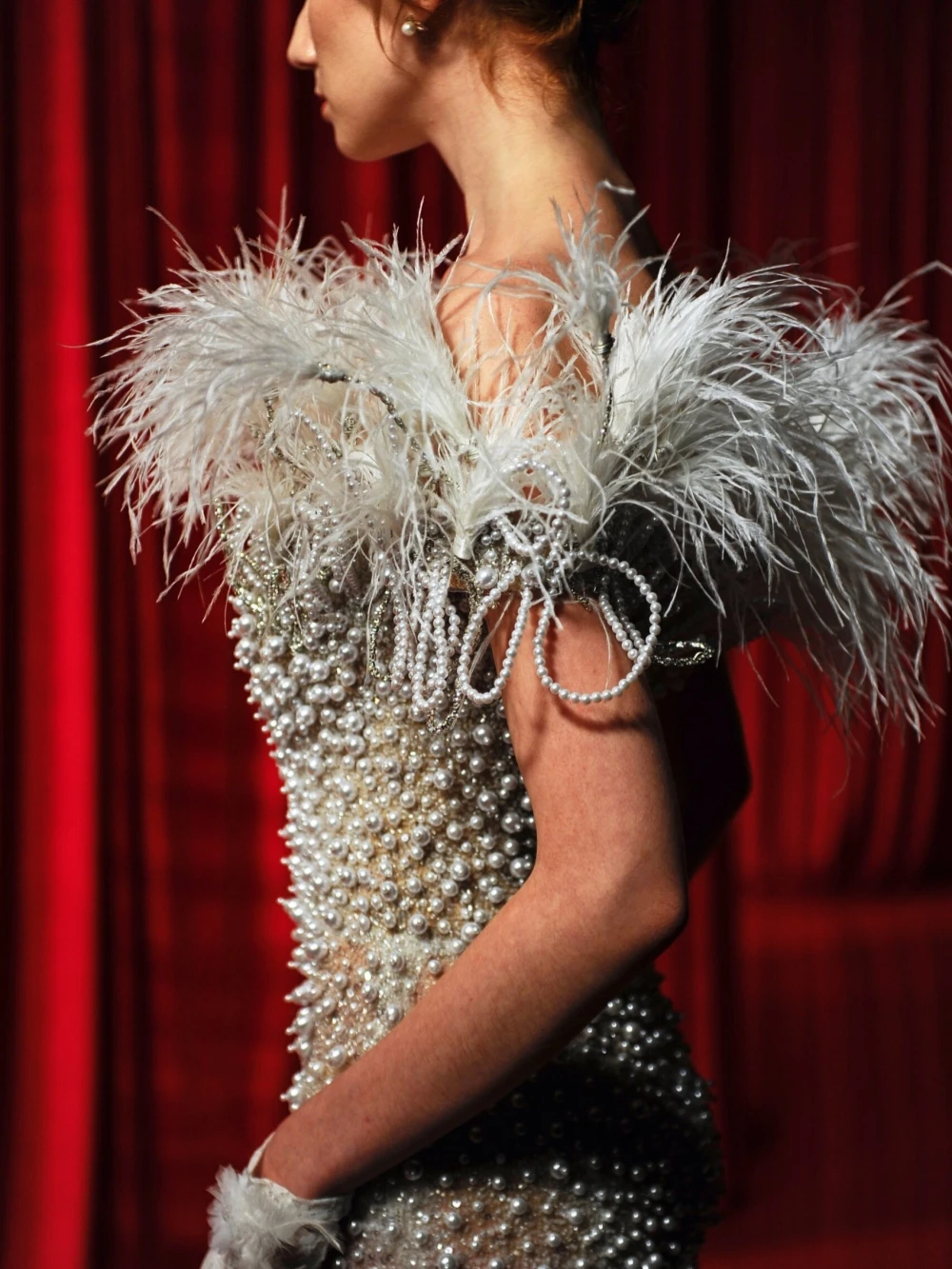 Exquisite Evening Dresses Off Shoulder Sleeveless Gown Pearls Sequins Feather Sweep Train Dress Party Customized Dress