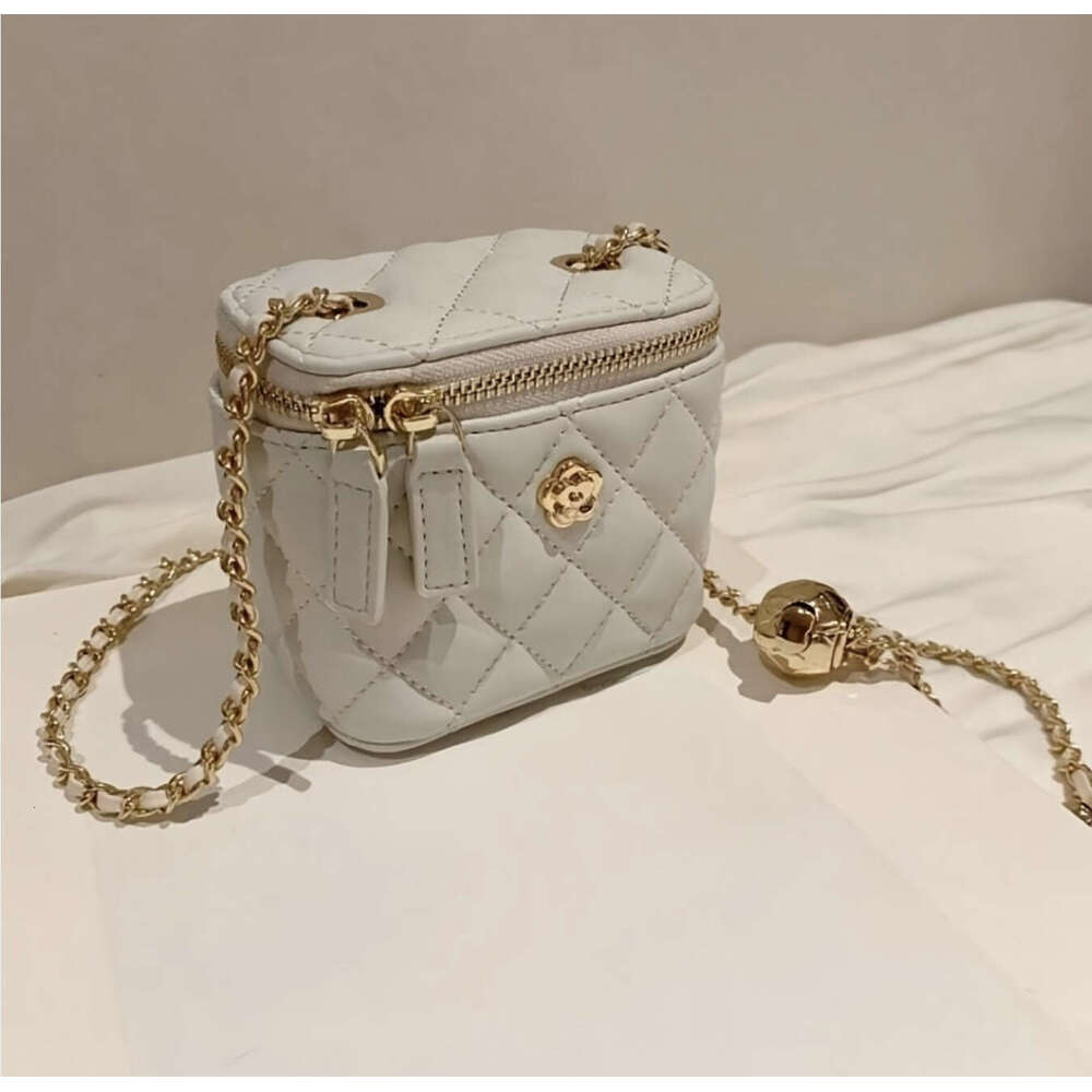 Designer's black gold color chain camellia dia grid single shoulder diagonal cross bag, women's 2025 temperament versatile new trend ins