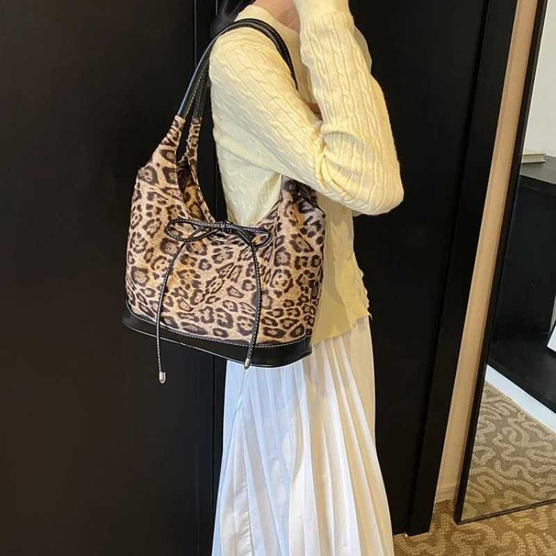 Elegant Womens Leather Handbag Shoulder Bag Crossbody By Famous Designer Luxury Brand Popular Classic MessengerW251107