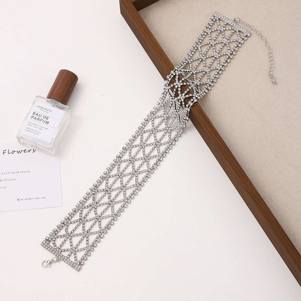 Hot selg fashion necklace with exaggerated personality, dia studded necklace, hollowed out pattern, women's collarbone chain