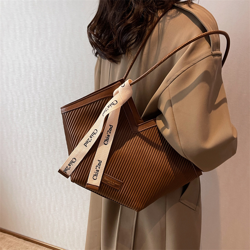 2025S Designer Women S Bag Women S Niche Design Versatile Shoulder Large Capacity Commuting Korean Version Fashion Handbag Texture Armpit Bag