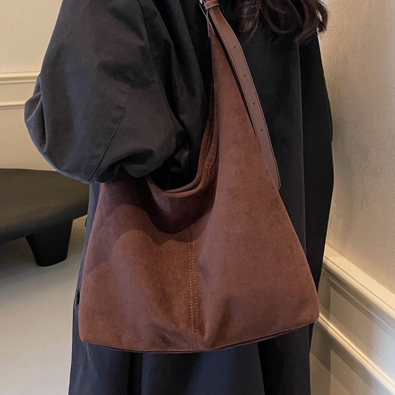 2025S Designer Women S Bag Autumn Armpit Women S New Matte Fashionable Single Shoulder Commuting High End Feeling Large Capacity Tote Bag