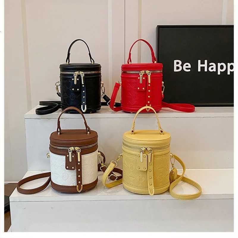 Trendy And Simple Women Crossbody Bag In Soft Leather With Front Flap Closure For Casual Everyday UseW251107