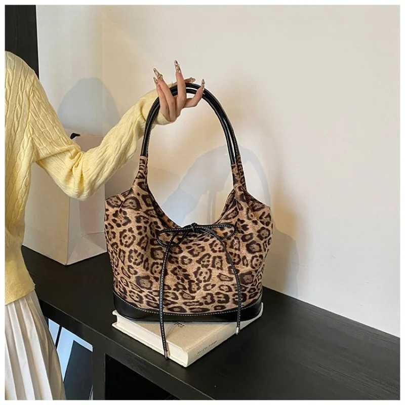 Elegant Womens Leather Handbag Shoulder Bag Crossbody By Famous Designer Luxury Brand Popular Classic MessengerW251107