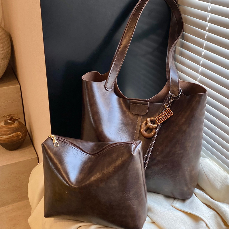 2025S Designer Women S Bag Commuter Tote For Women Winter New Single Shoulder Women S Large Capacity Handheld Bucket Bag