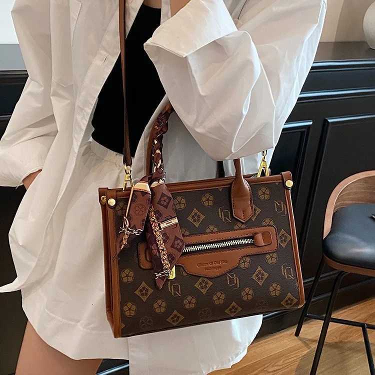 2025 Minimalist Tote Bag Spacious Shoulder Purse for Women Large Capacity Crossbody Tote Textured Versatile Commuter BagW251106