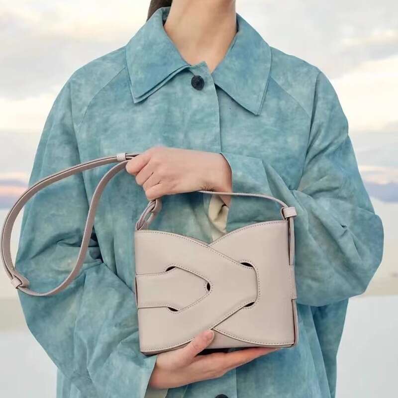 Design sense: niche woven armpit summer high-end sense, light single shoulder crossbody geometric bag for women 2025 new style, casual fashion trend