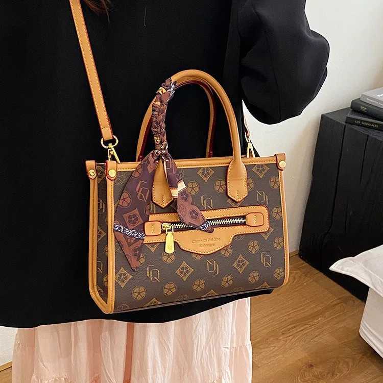 2025 Minimalist Tote Bag Spacious Shoulder Purse for Women Large Capacity Crossbody Tote Textured Versatile Commuter BagW251106