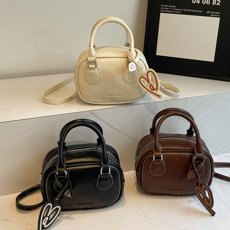 2025S Designer Women S Bag Simple Texture Toast Single Shoulder Women S Autumn New Fashion Versatile Crossbody Handbag Boston Bag