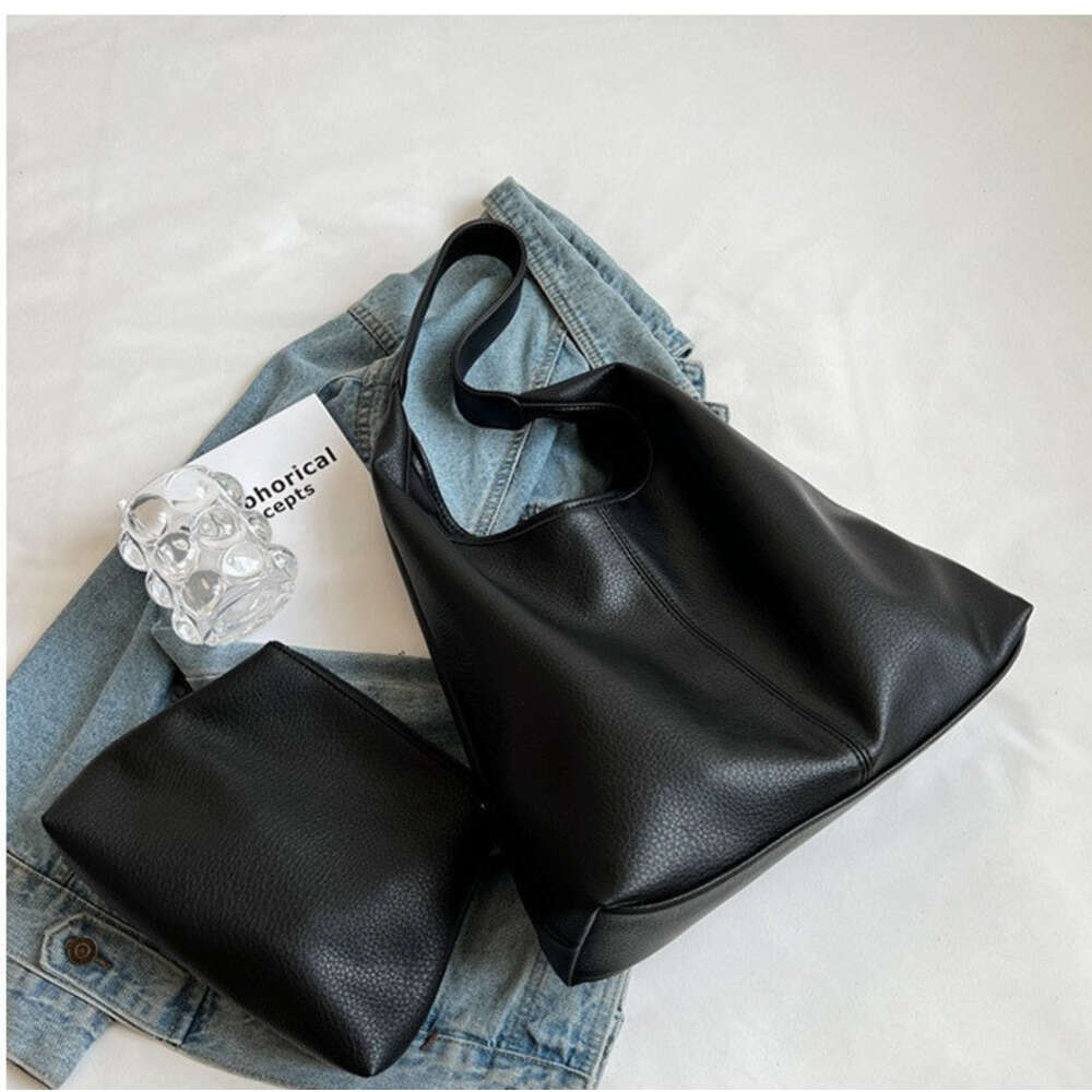 Designer large capacity versatile women's shoulder texture mother and child bucket commuting tote bag 2025 new casual fashion trend