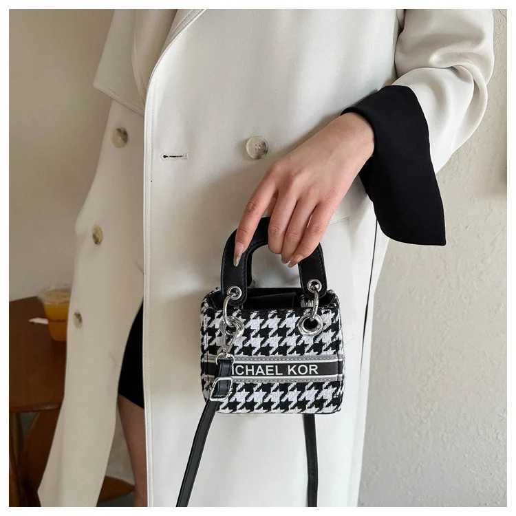 New Womens Bag Fashionable and Versatile Mini Handheld Daifei Small Bag High Quality Single Shoulder Crossbody Mouth Red BagW251107