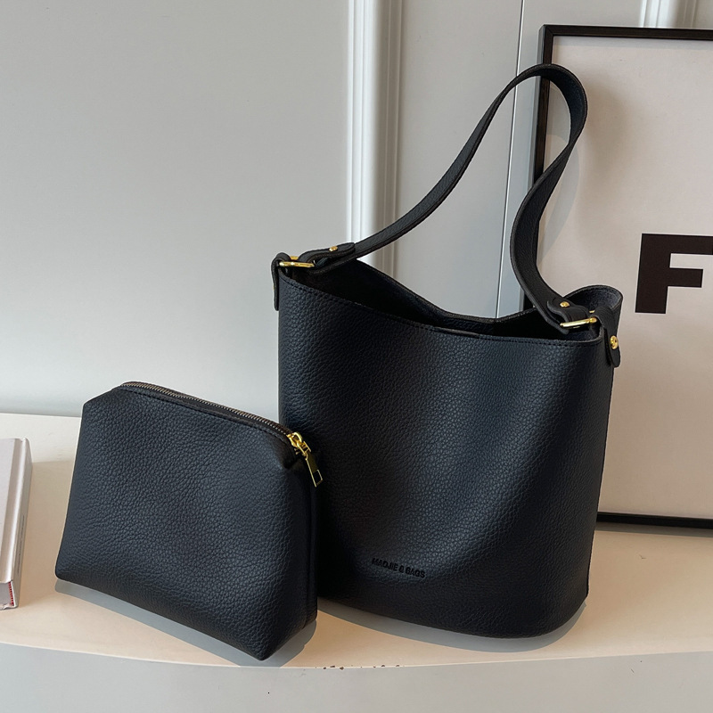2025S Designer Women S Bag Bag For Women New Fashionable Shoulder Bag Large Capacity Commuting Solid Color Simple Crossbody Bucket Bag