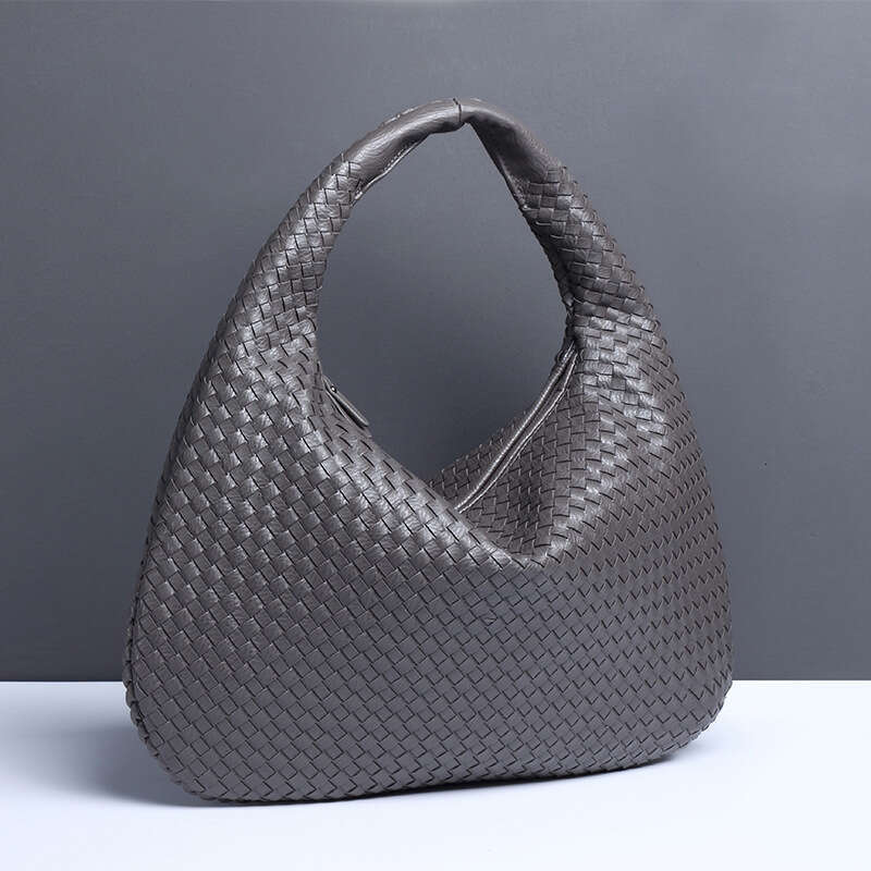 Hand woven fashionable armpit women's sile shoulder European and American style large capacity dumpg retro crescent bags, 2025 new casual fashion
