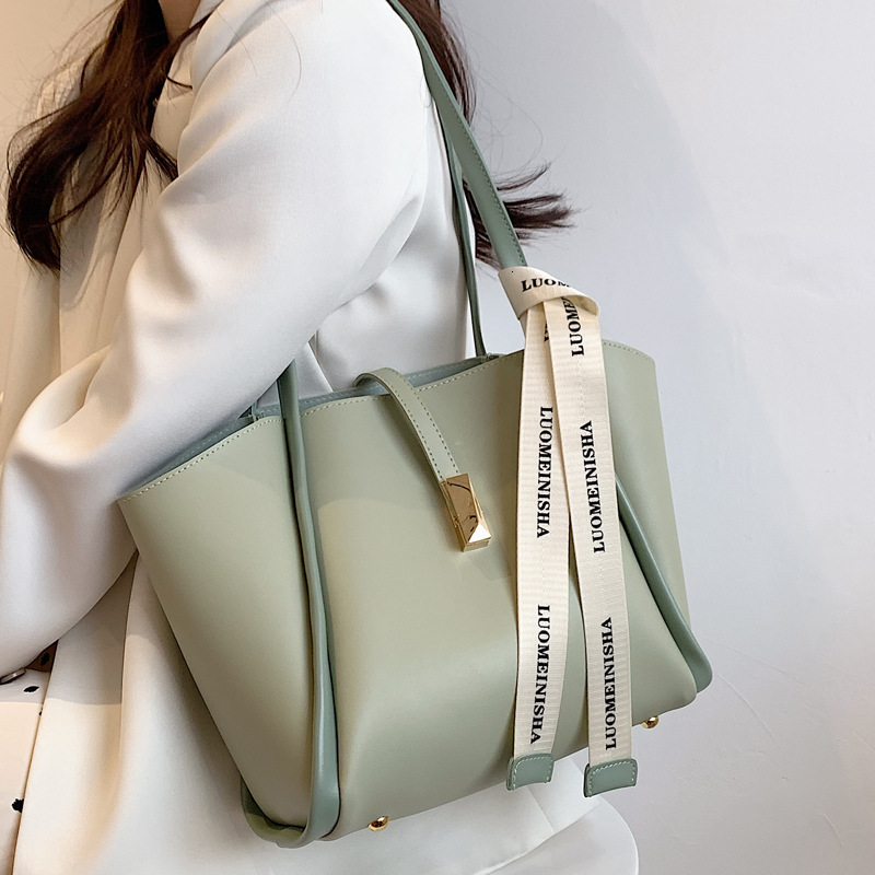 2025S Designer Women S Bag Capacity For Women New Trendy Simple Versatile Single Shoulder Large Texture Mother Child Classroom Commuter Tote Bag