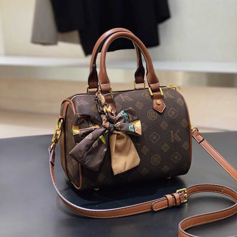 Womens Stylish Leather Tote Bag With Multiple Pockets - Famous Designer Shoulder Crossbody Bag For LadiesW251106