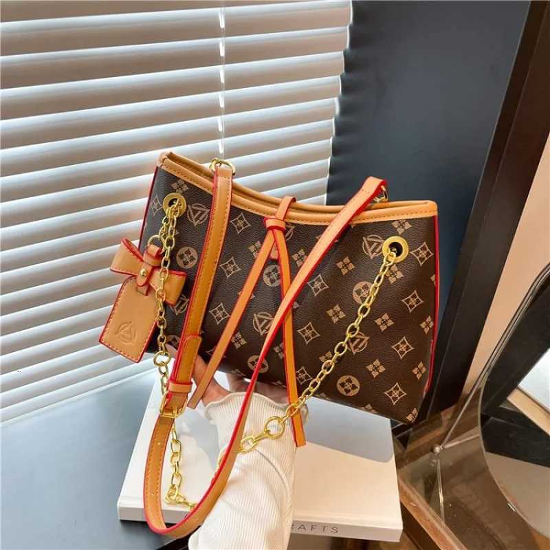 Luxury High-End Minimalist Unique Leather Crossbody Handbag Women Casual Vintage Fashionable Large CapacityW251106