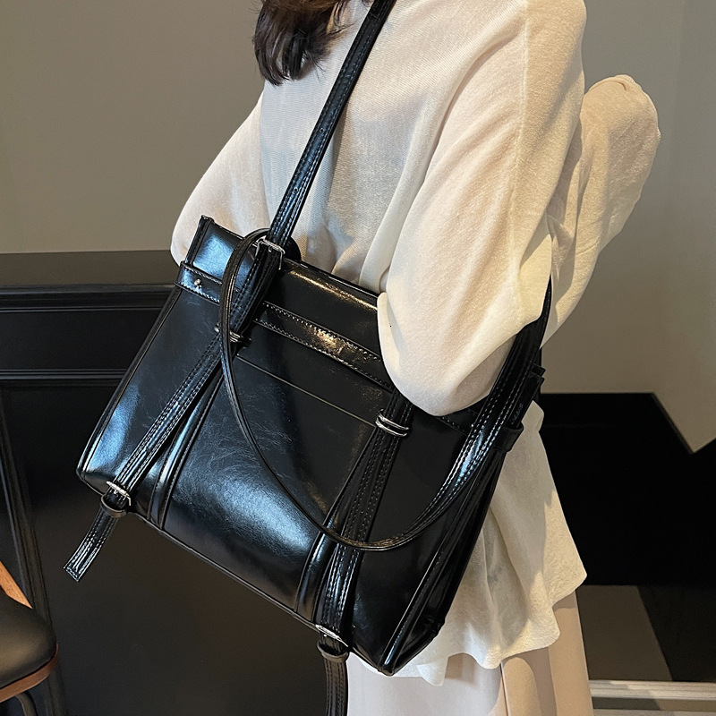 2025S Designer Women S Bag Niche High End Shoulder For Women New Fashion Versatile Simple Large Capacity Commuting Solid Color Tote Bag
