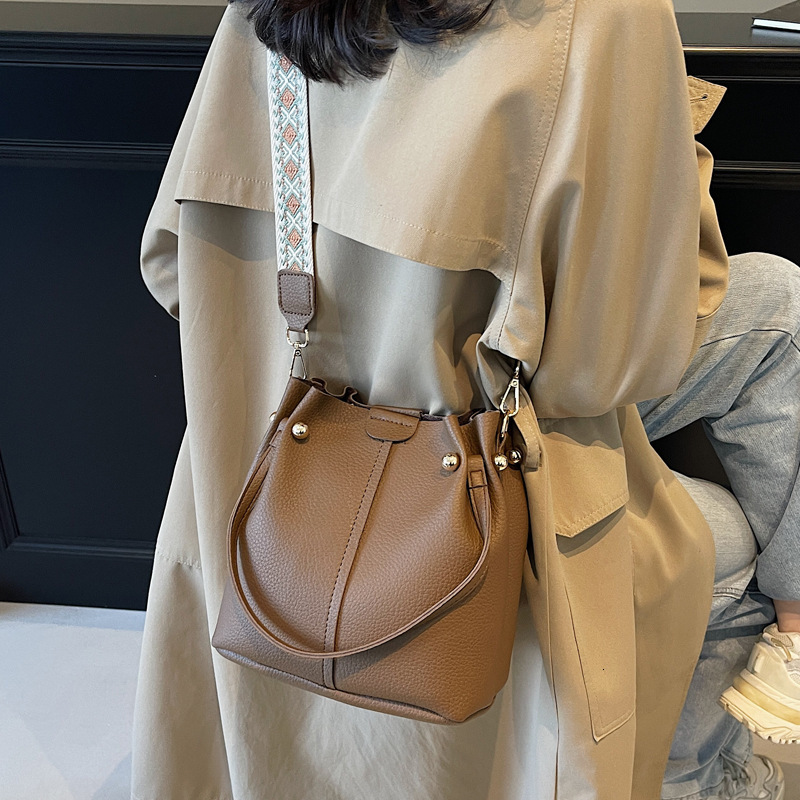 2025S Designer Women S Bag Versatile Single Crossbody For Women Fashionable Simple Handbag Wide Shoulder Strap Stylish And Large Capacity Bucket Bag